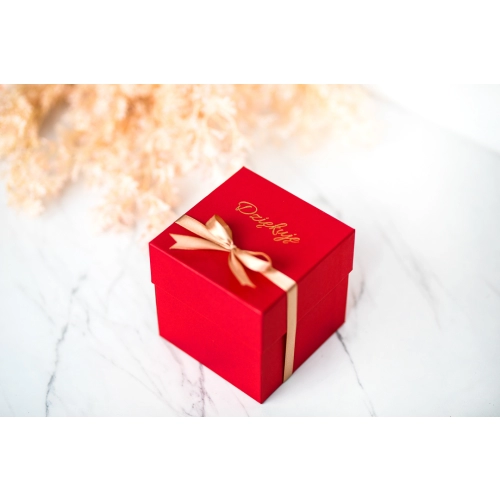 Elegancki Prezent z 1 Słoiczkiem z Kawą i Złotym Nadrukiem - Czerwony Elegancki Prezent z 1 Słoiczkiem z Kawą i Złotym Nadrukiem - Czerwony